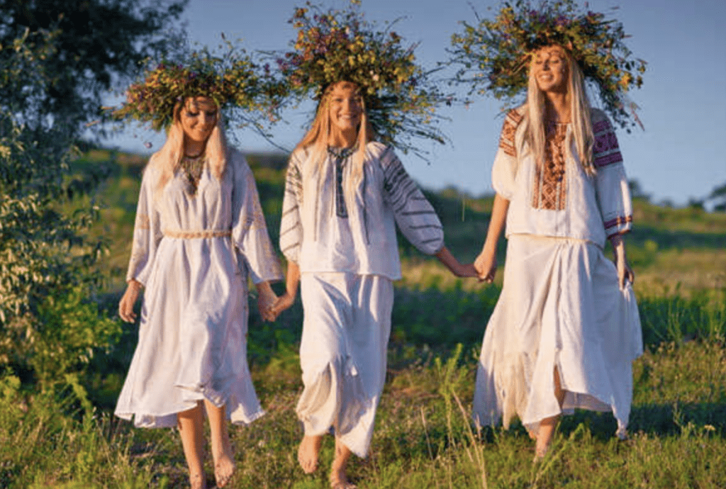 Празднование Ивана Купала с костром и венками