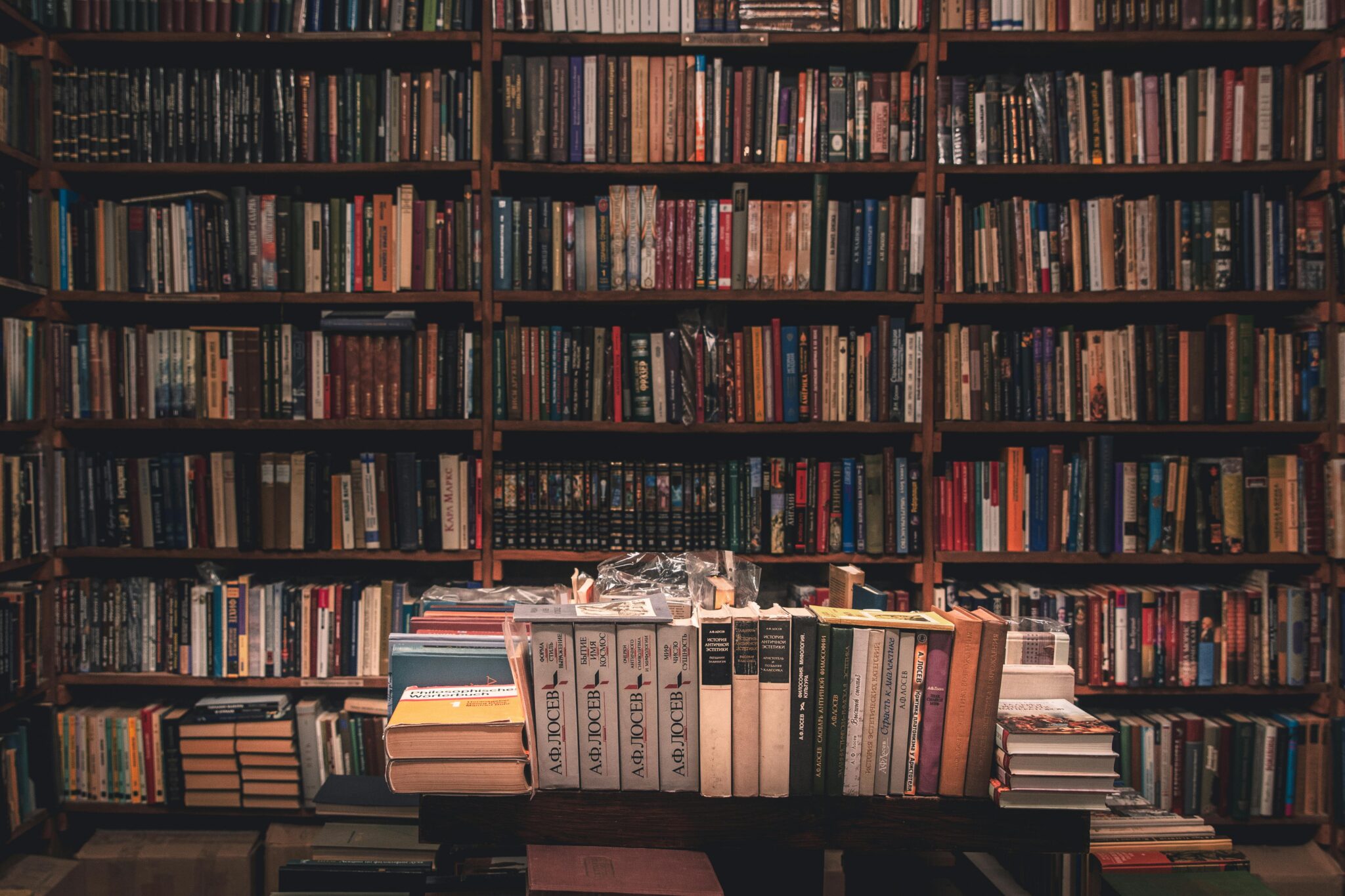 Уютная библиотека с книгами